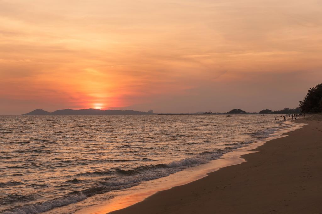 The Oriental Beach Resort Rayong Bagian luar foto