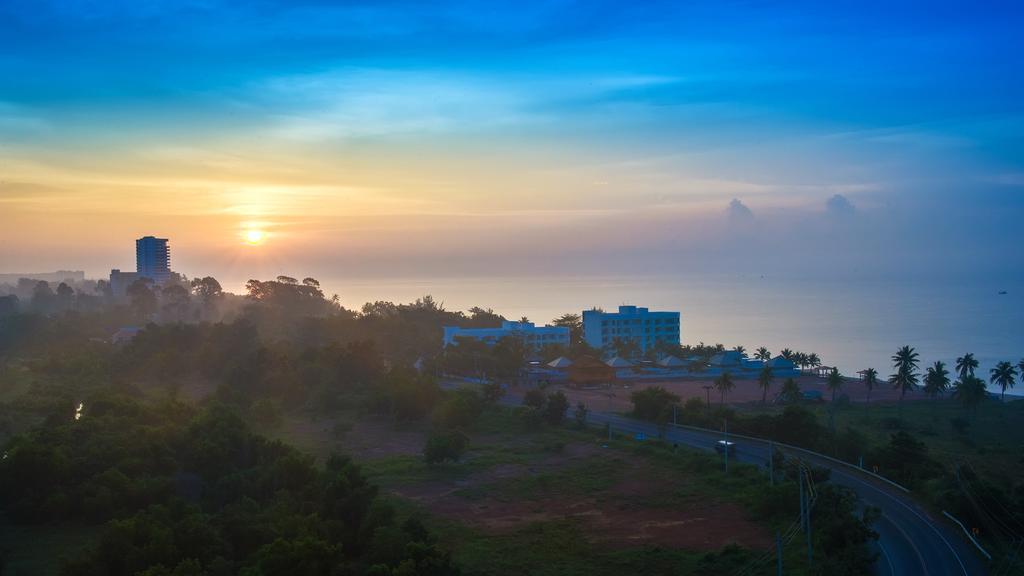 The Oriental Beach Resort Rayong Bagian luar foto